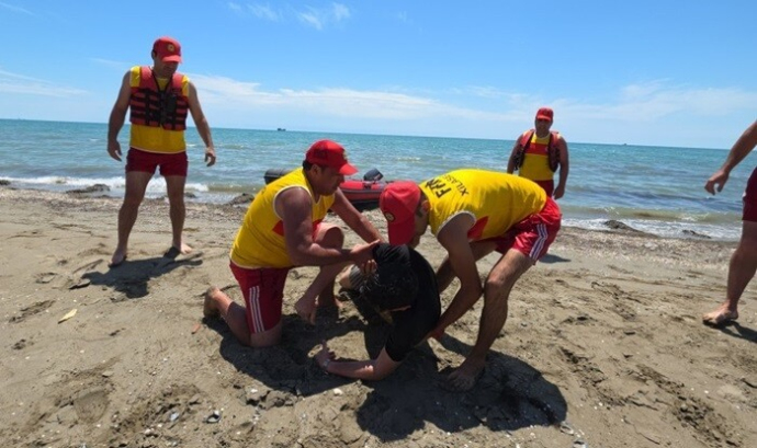  Dənizdə batma təhlükəsi ilə üzləşən şəxs xilas edildi  