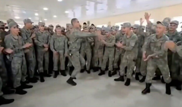  Azərbaycan əsgərinin bu görüntüsü trend oldu - Video  