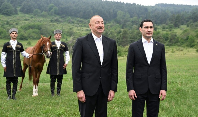  İlham Əliyev Berdiməhəmmədova Qarabağ atı hədiyyə etdi  