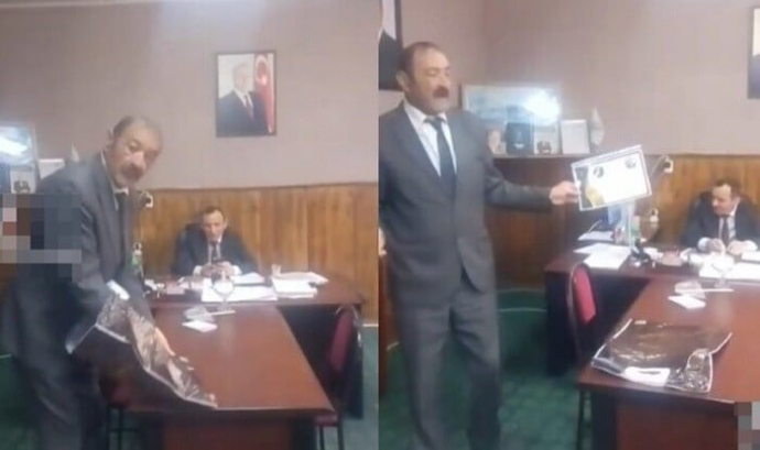  Məmura mükafat verən 