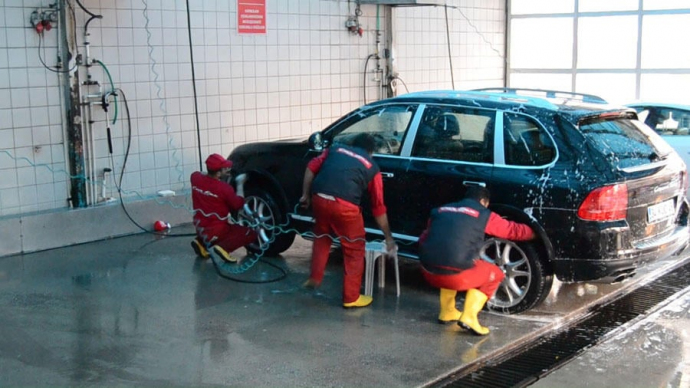  Küçədə çirkli suyu əhalinin üstünə tökürlər - Video  