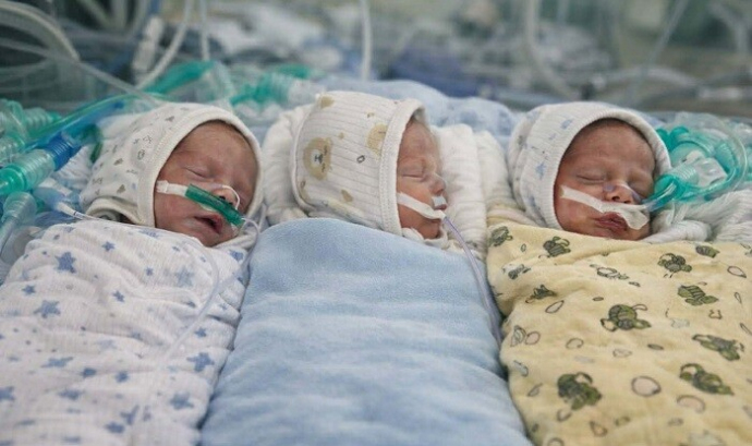  Sonsuzluqdan müalicə alan qadının üçəmi oldu - Foto  