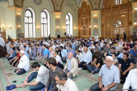  Bayram namazı qılındı  