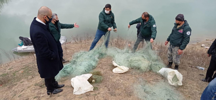  Kür çayında cərəyanla qanunsuz balıq ovlayan 3 nəfər saxlanıldı  