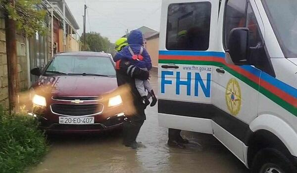  Maşında sıxılı vəziyyətdə qalan qadın belə xilas edildi - Video  