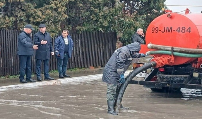  Bakıda icra başçıları su basan ərazilərdə - Foto  