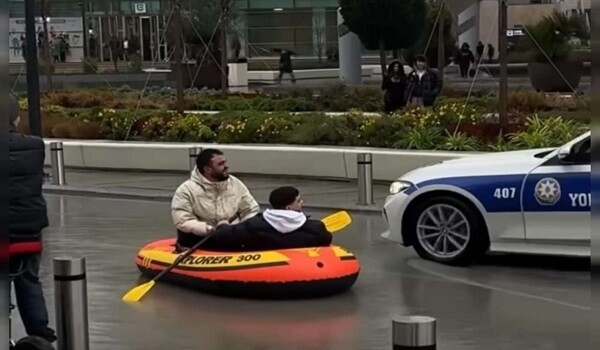  Bakıda metronun önündə 