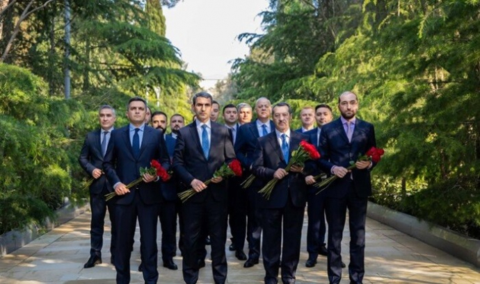  ADY rəhbərliyi Heydər Əliyevin məzarını ziyarət etdi  