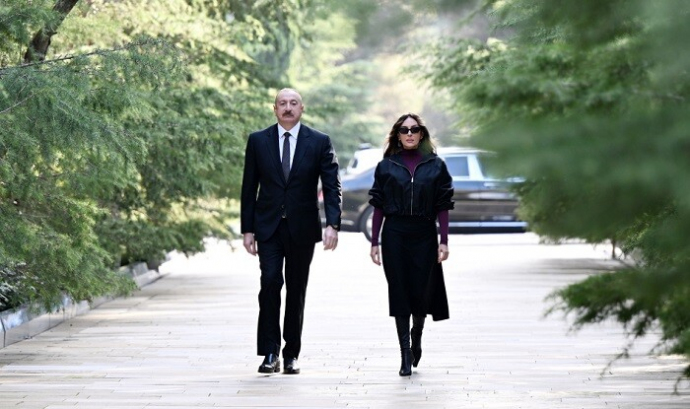  Prezident və xanımı Heydər Əliyevin məzarını ziyarət etdi  