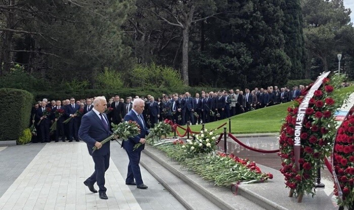 “AzərEnerji” və “Azərişıq Ulu Öndərin məzarını ziyarət etdilər  
