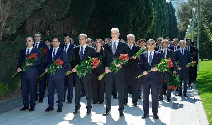  ƏƏSMN kollektivi Ulu Öndərin məzarını ziyarət etdi  