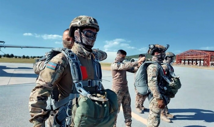  Hərbçilərimiz paraşüt tullanışlarını icra etdi - Video  
