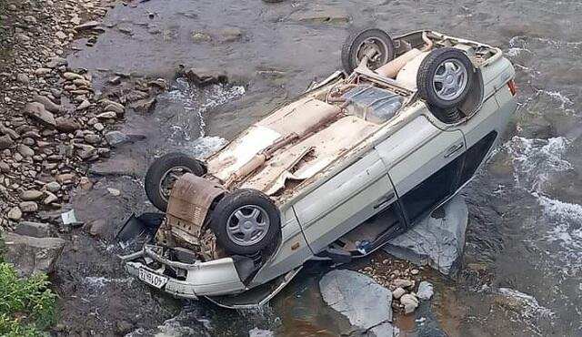  BYD beton bəndə çırpıldı, sonra çaya düşdü: Ölənlər var - Foto  