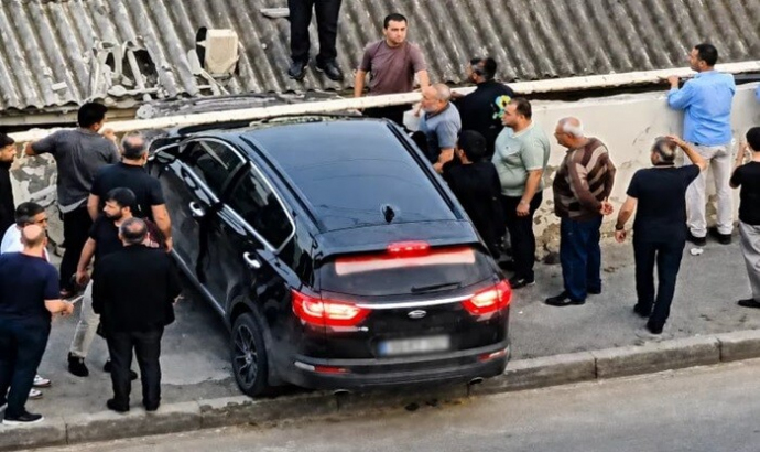  Bakıda qeyri-adi qəza: KİA evin damına çırpıldı - Video  