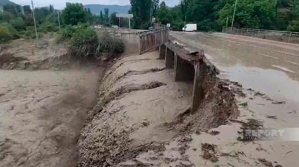  Sel körpünü dağıtdı, rayona gedən əsas yol bağlandı - Video  