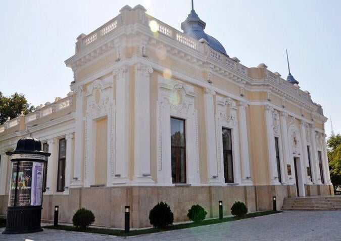  Kukla Teatrının direktoru onu məhkəməyə verdi  