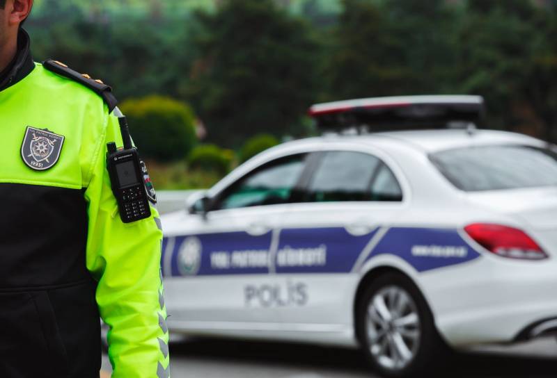  Yol polisinə “nazir qohumuyam” dedi, həbs olundu 