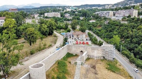  Şuşada turistlər qaya daşlarının üzərini yazdı - Foto  