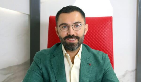  Kosmetoloq göz rəngini dəyişdirdi, görməsi pisləşdi - Foto  