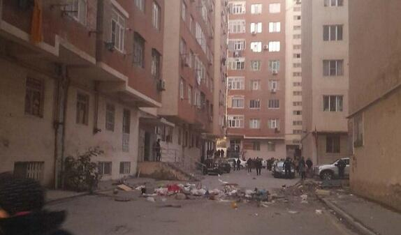  Şüşə balkon qırıldı, qadının başına düşdü - Video  