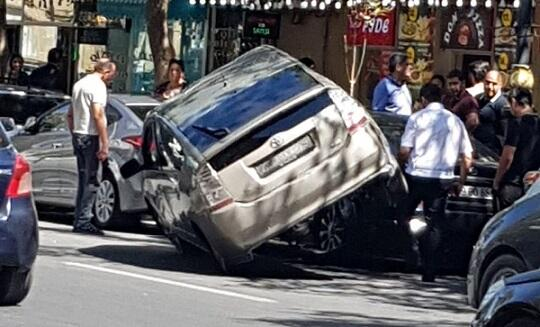  Bakıda ağır qəza: Qadını vurdu, sonra “Prius”a çırpıldı  