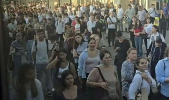  Taksi 20-30 manat olub, metro bağlı, insanlar uçaraq getsin?  