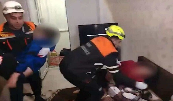  Yaşayış binasında köməksiz qalan azyaşlılar xilas olundu - Video  