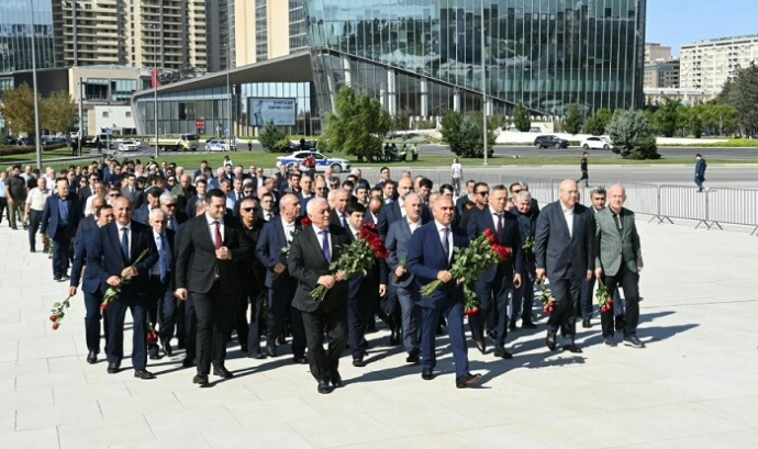  “AzərEnerji” və “Azərişıq” rəhbərliyi Zəfər abidəsində  