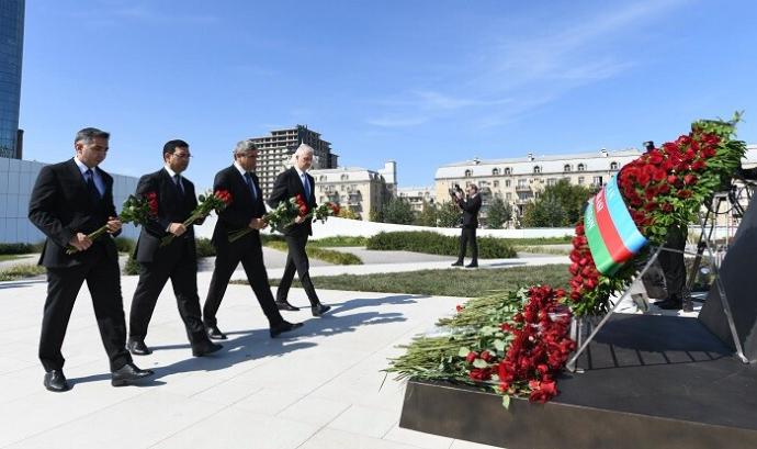  ƏƏSMN kollektivi Zəfər abidəsini ziyarət etdi - Foto  